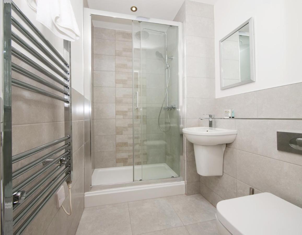 Modern & Spacious 2 Bedroom Apartment With Parking! Leeds  Esterno foto