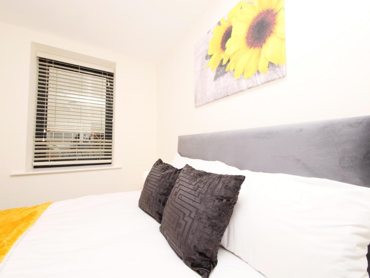 Modern & Spacious 2 Bedroom Apartment With Parking! Leeds  Esterno foto