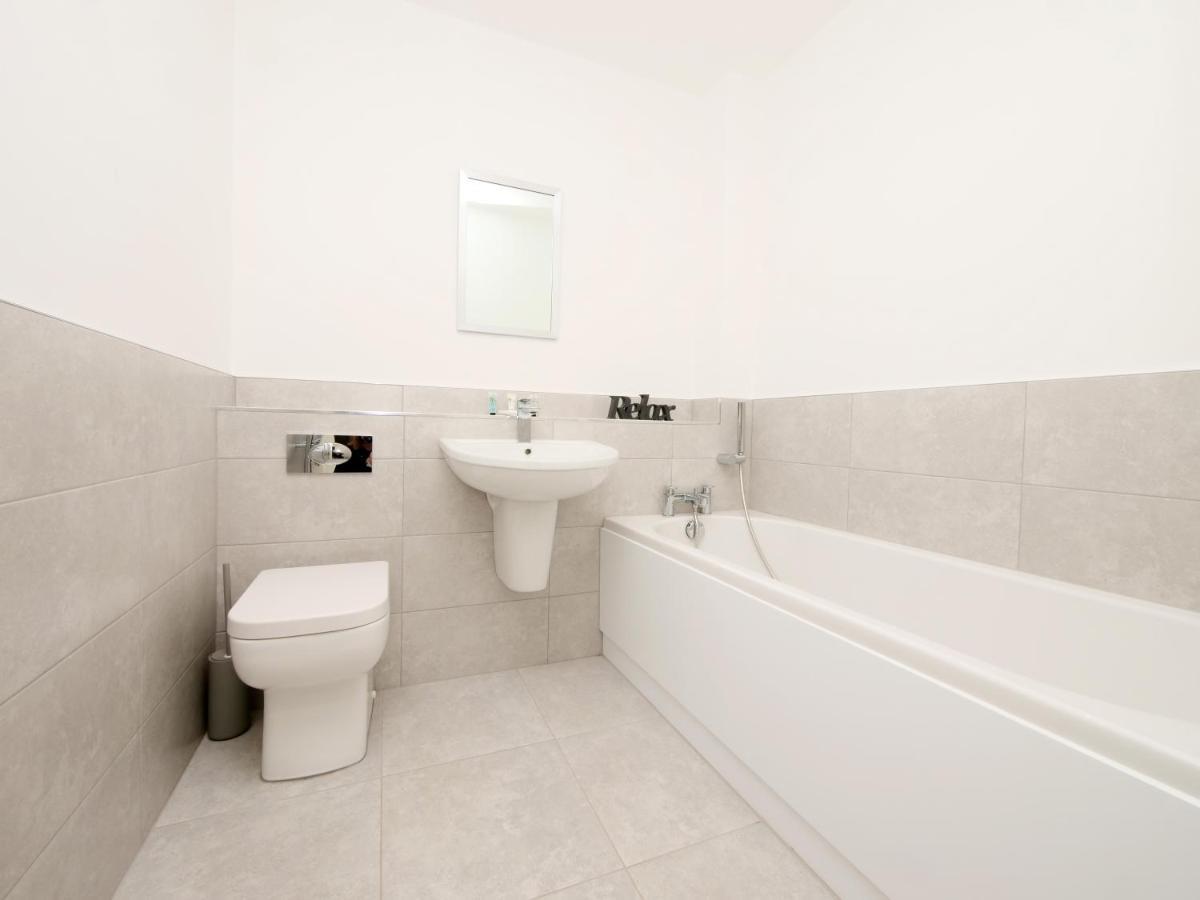 Modern & Spacious 2 Bedroom Apartment With Parking! Leeds  Esterno foto