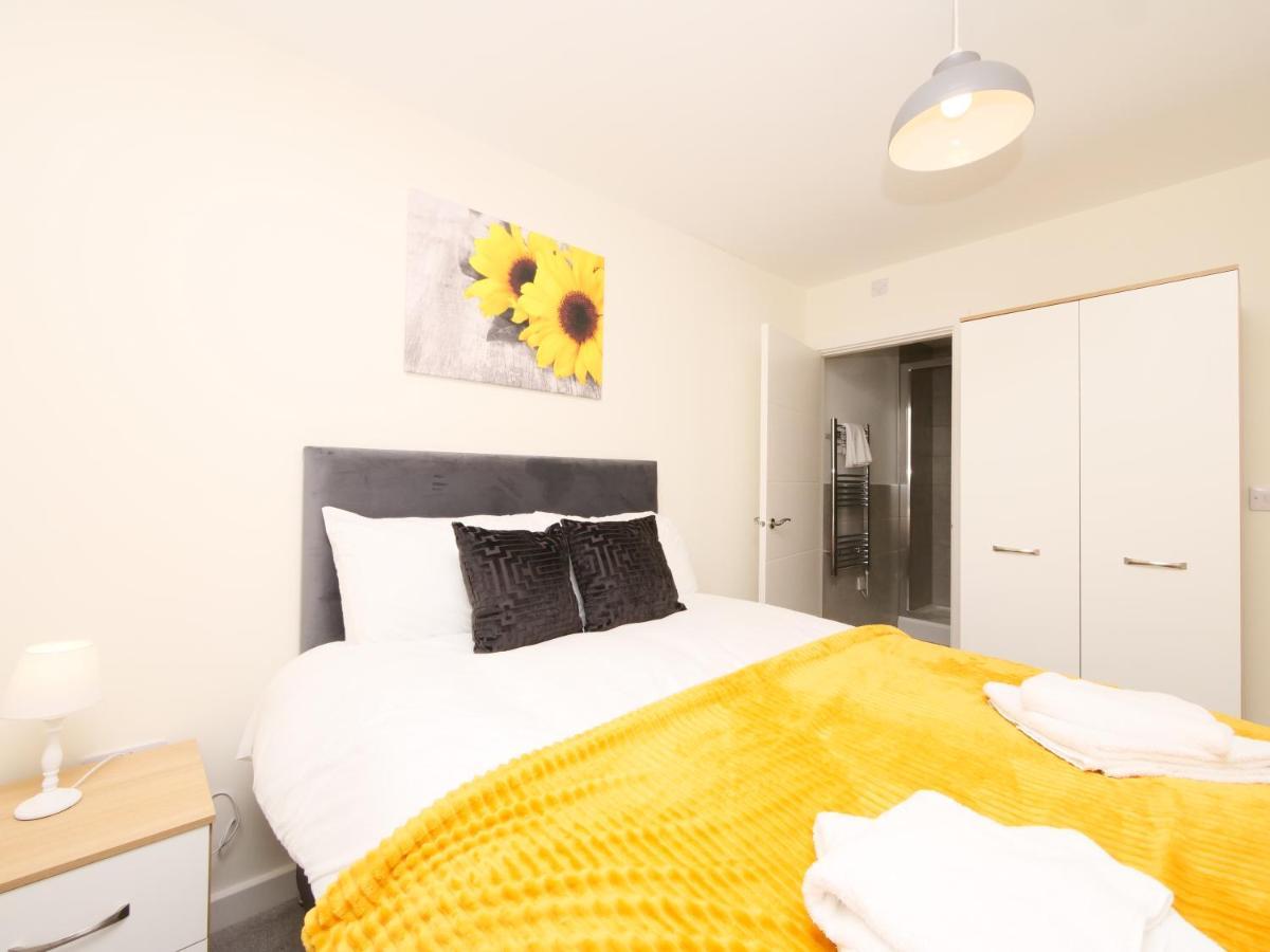 Modern & Spacious 2 Bedroom Apartment With Parking! Leeds  Esterno foto